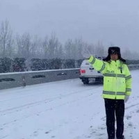 高速交警路政养护携手鏖战第二轮冰雪天气